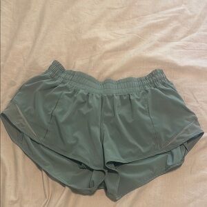low rise 2.5 in lululemon hotty hots